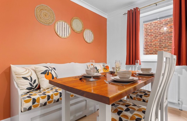 Azalea Apartment: Home comforts by the river