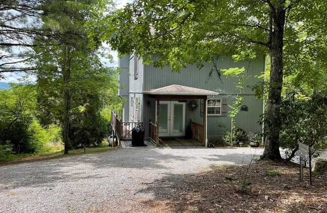 Azalea Cabin - Beautiful Mountain View, Rustic Charm w/ Jacuzzi & Gas Fireplace