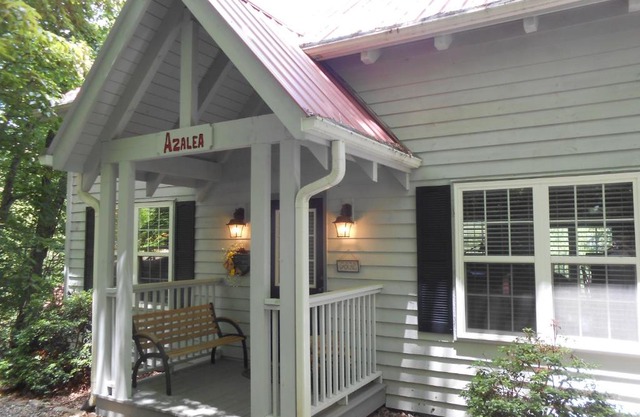 Azalea Cabin With Fireplace & Huge Back Porch