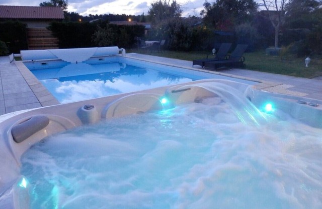 En los dos pinos, cerca del océano, piscina, jacuzzi, sauna, petanca, bicicletas.