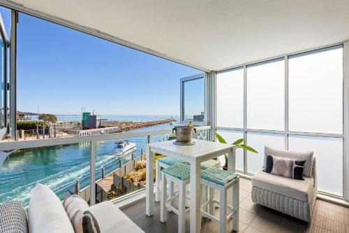 Azure Bliss - Majestic Apartment on the Water