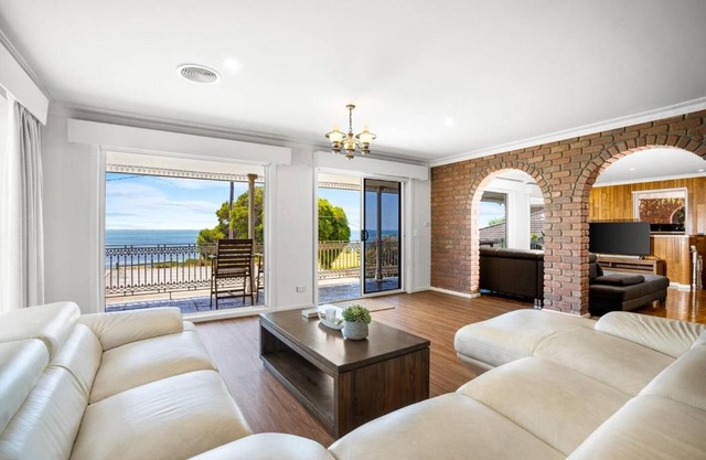 Azure Majesty - Clifton's Grand Waterfront Haven