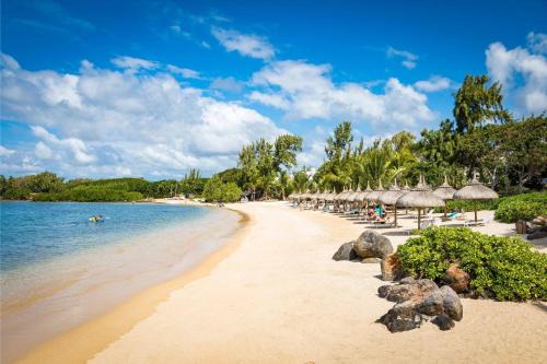 Azuri Ocean Village - Elegant 3-Bedroom Apartment with Private Garden, Beach & Pool Access in Roches Noires