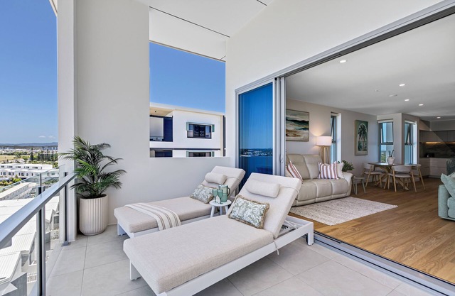 AZZURE BOKARINA PENTHOUSE- Brand New Ocean View- Resort-Style Pool- Steam Room