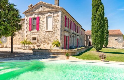 Bâtisse au cœur d'un vignoble