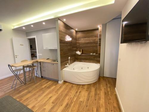 b&b Stadium room & suite