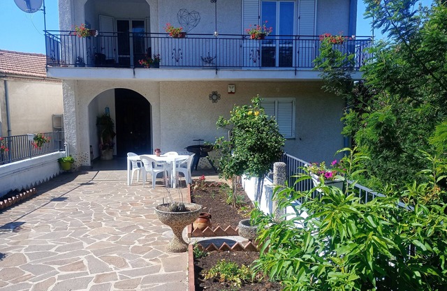 B&B Yasmir Home