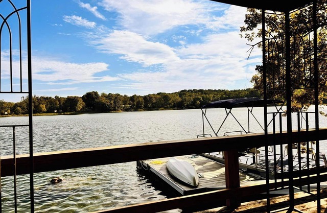 Beautiful Firefly Guest Chalet on Grand lac Rond with Access to Private Island !