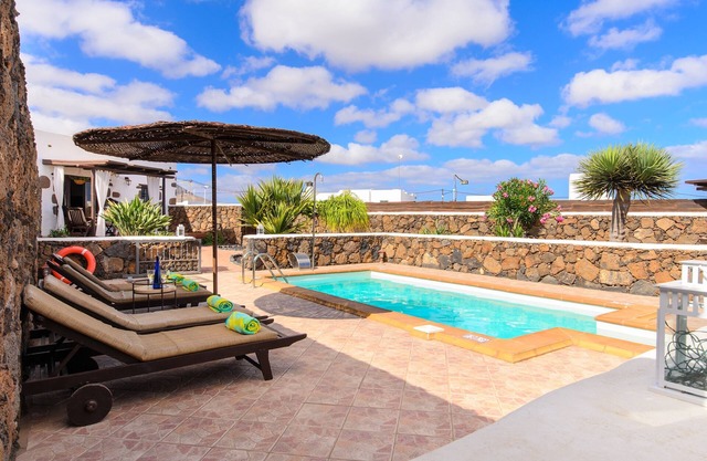 Villa de estilo rústico con Wi-Fi y zona exterior con piscina y jardín; Aparcamiento disponible