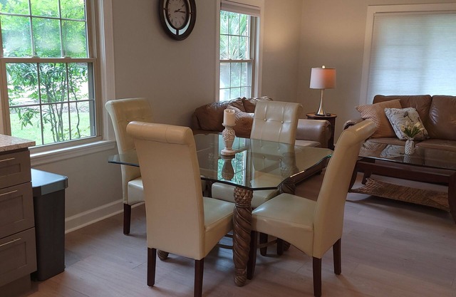 Location Location Duplex-SUITE B Close To All Areas!