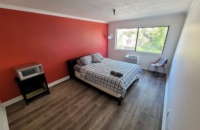 (B01) Deluxe Queen Studio Steps from Beverly Hills