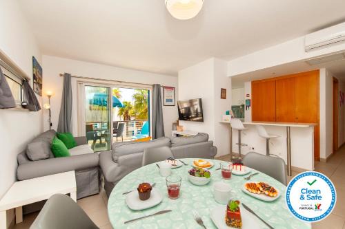 B06 - Top-Floor Marina 2 bed Apartment