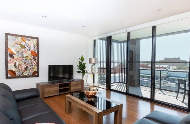 B1/301 1 Flinders St · 4 Bedroom Luxury City Penthouse Apartment
