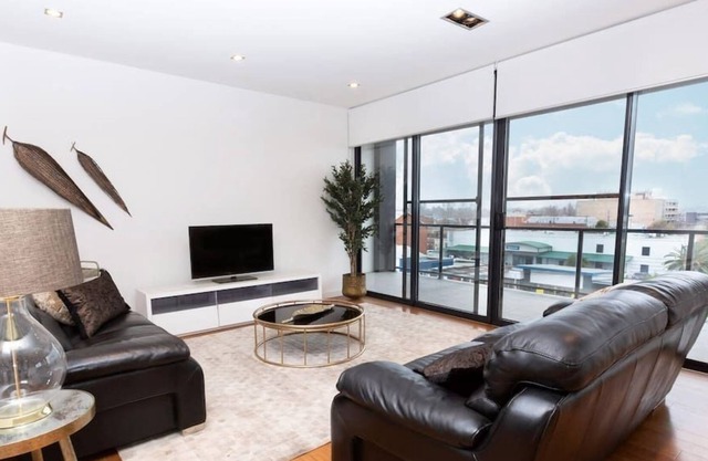B1/302-1 Flinders St · Stylish Inner City Penthouse Apartment