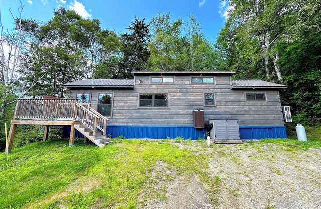 B11 Awesome "Tiny Home" A/C, Mountain Views, Minutes to Skiing, Hiking, Attractions, Dog Friendly!