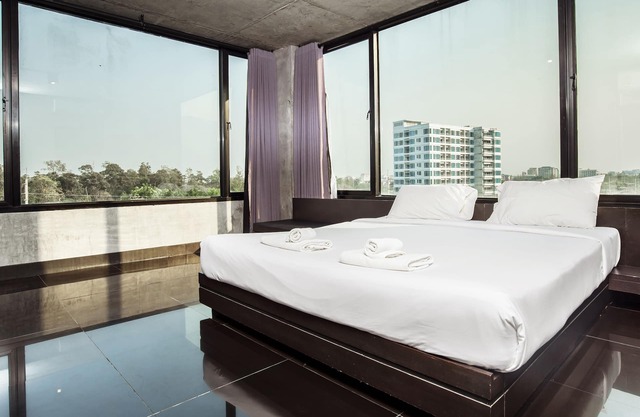 B2 Black Business & Budget Hotel