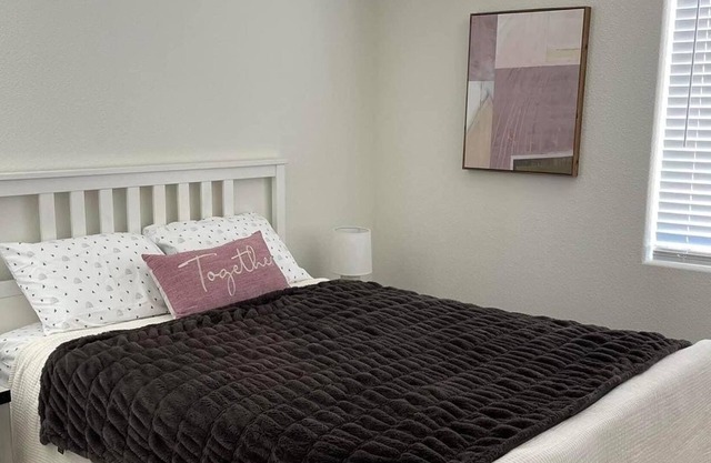 B2 Cozy queen bedroom at west Roseville