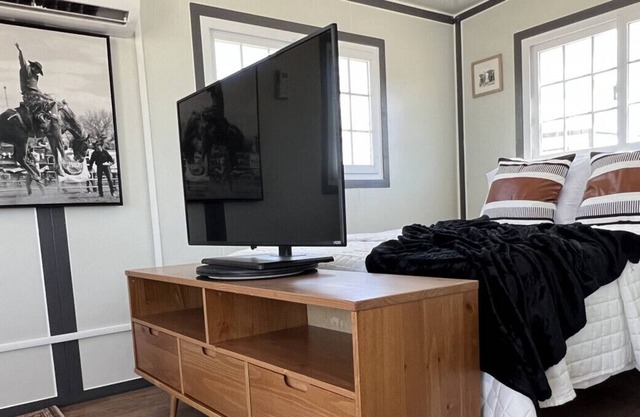 B2: Roomy BoxHouse Away from Home, Monahans, TX