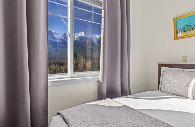 B212-HotTub/KingBed/AC/Free Parking/View/2BR/Sleep8