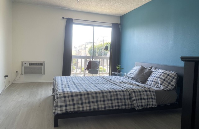 (B25) Lovely Queen Studio in Prime Location