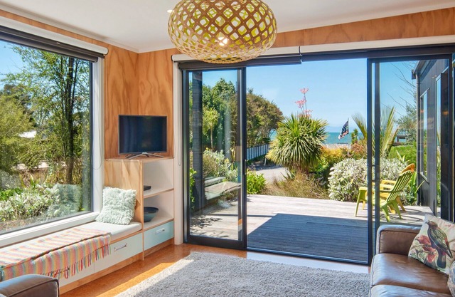 Bach 7 by the Sea - Spa Pool & Stunning Views in Marahau