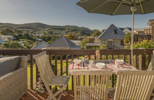 BACH ON THE GROVE - ONEMANA HOLIDAY HOME, family friendly in Onemana
