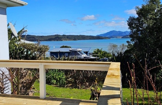 Bach with beautiful harbour views in historic Rawene village.