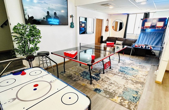 Bachelor HQ: Game Room, Hot Tub, Patio, 3 Kitchens, 420ok. 4th Night FREE!