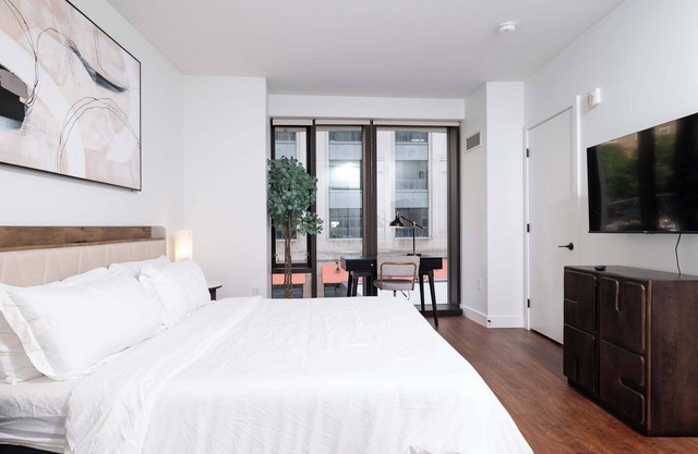 Back-Bay Upscale Central Condo Rooftop & Parking