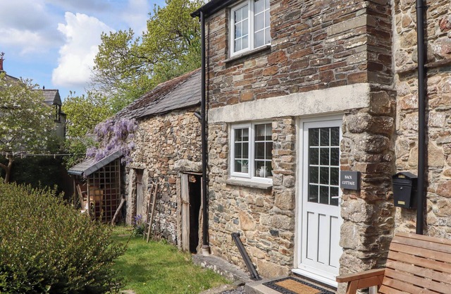 BACK COTTAGE, pet friendly, with open fire in Yelverton