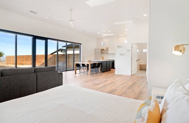 Back Haus - Views, Dark Skies And Fire Pit! 1 Bedroom Home by RedAwning