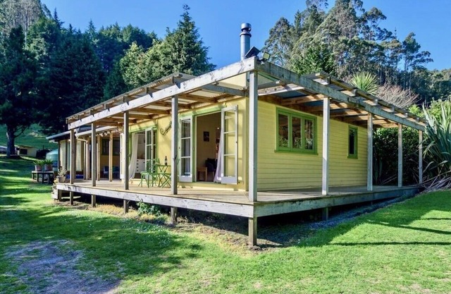 Detrás de Beyond Cottage - Lake Rotoehu Holiday Home