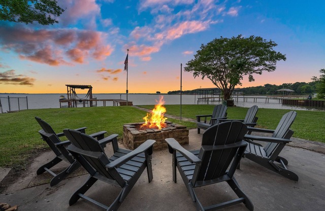 Escape to the lake before school starts! Hot tub, kayak, SUP, firepit, fishing