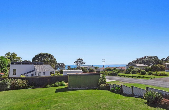 Back to the Beach Bach- Whole House- 4 guests- One price
