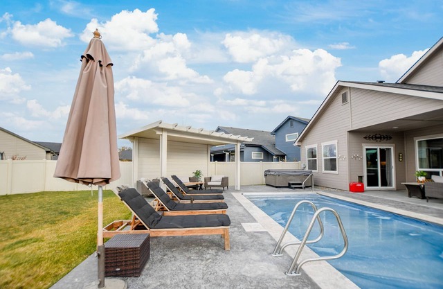 Backyard Bungalow w/ Resort Like Backyard!!!
