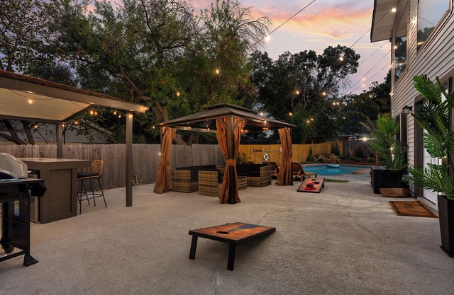 Backyard Oasis ~ Heated Pool ~ Hot Tub ~ Game Room ~ Outdoor Bar ~ Fire Pit