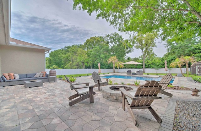 Backyard Oasis w/ Pool: Airy Crystal River Retreat