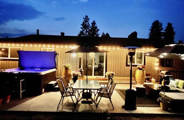 BACKYARD PARADISE - HOT TUB- YARD- 5bed+3bath ( Licensed).