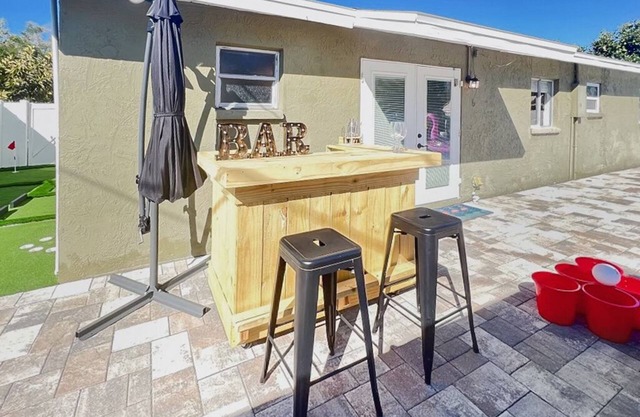 Backyard Paradise - POOL, MINI GOLF & BAR