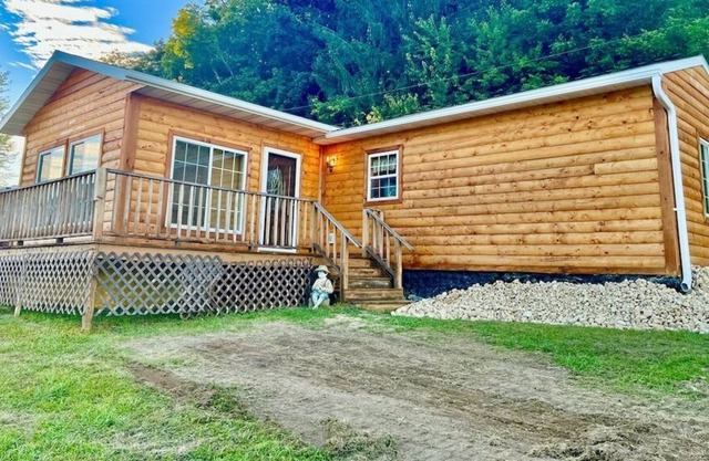 Badger...3 BR Cabin w/ Hot Tub