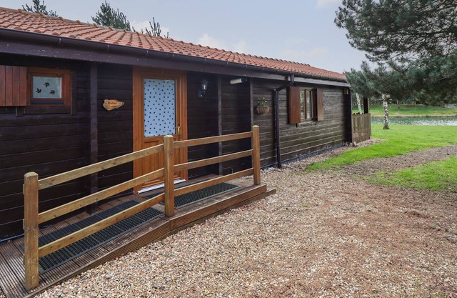 BADGER LODGE, pet friendly, with hot tub in Bardney