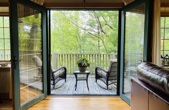 Badger's Den- Cozy Treetop Studio