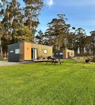 Badger's View Farmstay GREEN HORNET Cabin