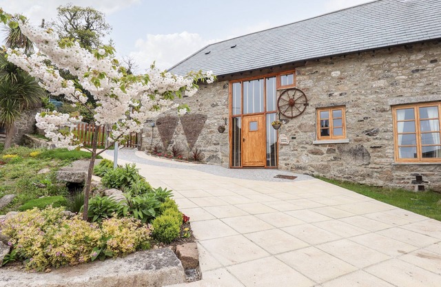 BAGTOR GRANARY, family friendly, with hot tub in Ilsington