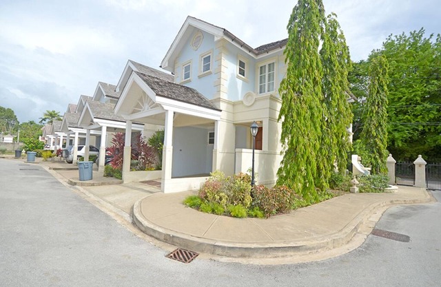 Bajan Luxe Townhome with pool and beach access