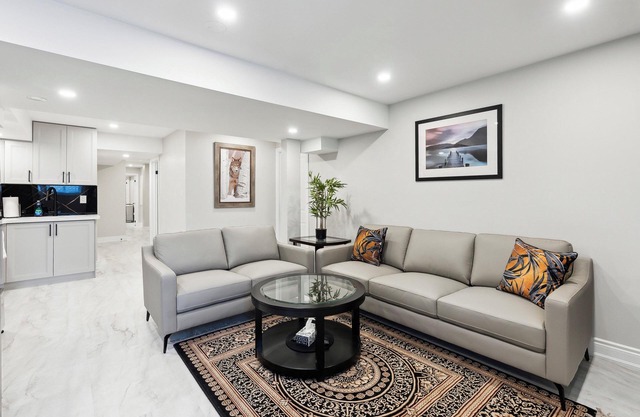 Baker Hill Executive Suite - 2 Bedroom Basement Apartment w/ Full Kitchen & Bath