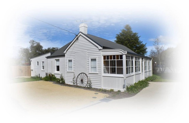 "Baker's Cottage" in Historic Richmond, Sleeps 6.