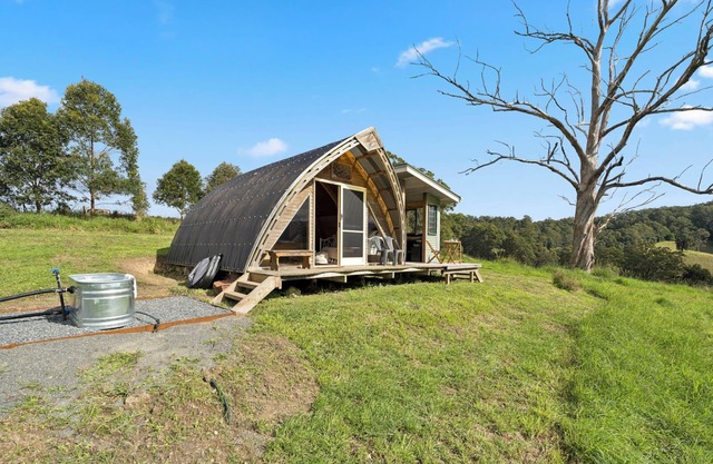 Baker's Hut - Off-Grid, Fire Pit, Fire Bath, Cozy, Views, Sleeps 2-3