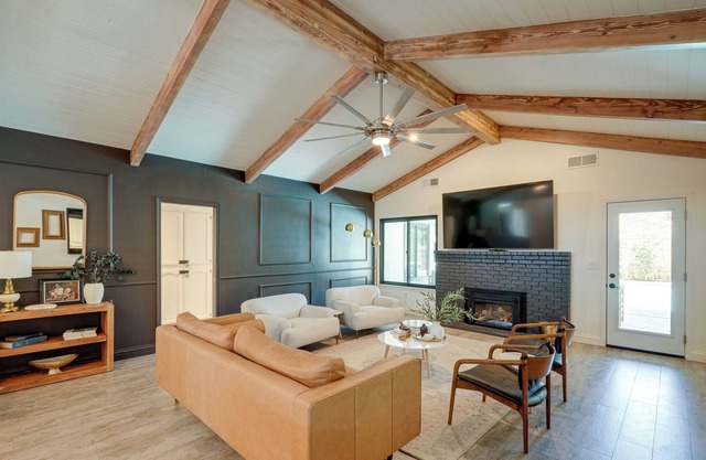 Bakersfield Oasis: Private Pool, Hot Tub & Patio!