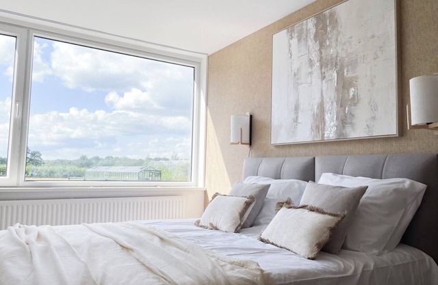 Balance your books and your wellbeing! Study-friendly space near University Tilburg with relaxing nature walks nearby. Shared kitchen, laundry, and free parking make life easier.